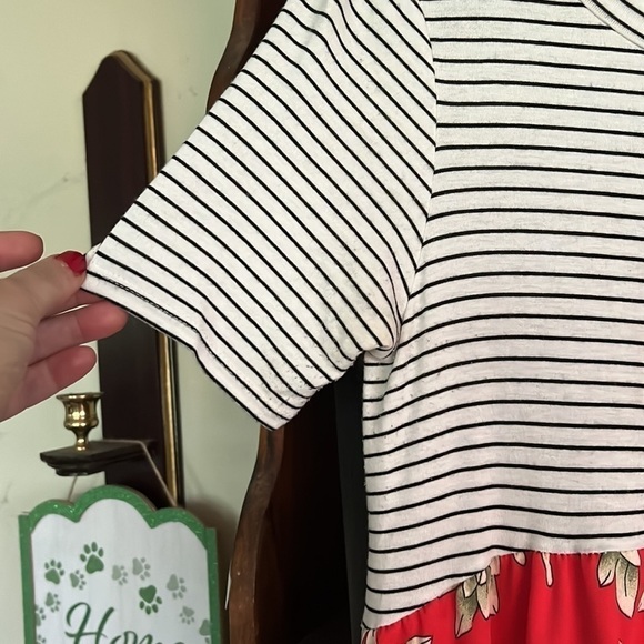 WHITE BIRCH Red Floral/Black/White Striped Short-Sleeve Babydoll Top, Small,GUC. - Picture 4 of 6